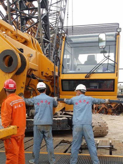 1250履帶吊組裝現(xiàn)場(chǎng)