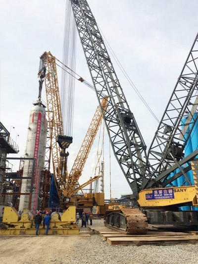 1250履帶吊和630履帶吊配合完成金誠(chéng)石化820噸反應(yīng)器吊裝