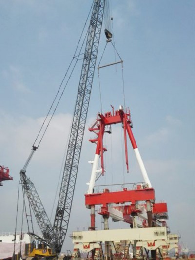青島前灣港塔機(jī)吊裝