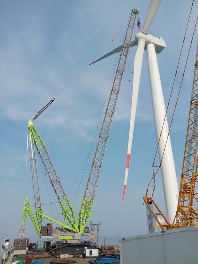 中聯(lián)1600噸履帶吊采用行業(yè)領(lǐng)先技術(shù)（超起配重懸?。┻M(jìn)行海上風(fēng)機(jī)吊裝作業(yè)