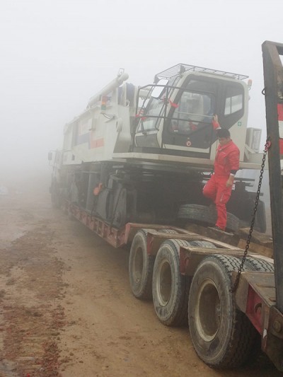 公司第一臺(tái)中聯(lián)QUY500W履帶式起重機(jī)到達(dá)貴州都勻風(fēng)電施工現(xiàn)場(chǎng)